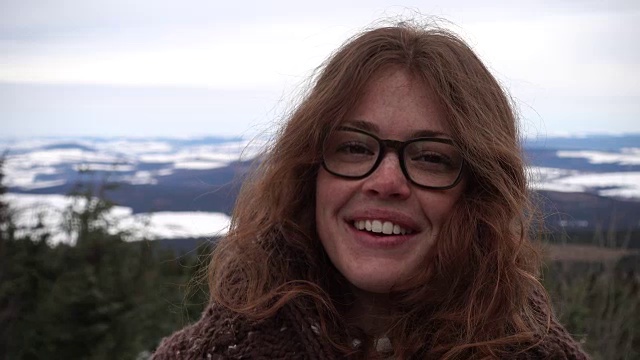 山上戴眼镜的女人的肖像视频素材