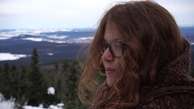 一个女人的肖像在冬天的森林，俯瞰风景视频素材