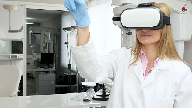 女医生使用虚拟现实头盔视频素材
