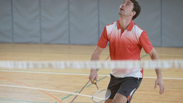 男子发球和打室内羽毛球视频素材