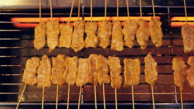 沙爹猪肉，泰国街头小吃的烤猪肉视频下载