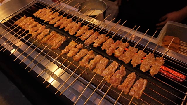 沙爹猪肉，泰国街头小吃的烤猪肉视频下载