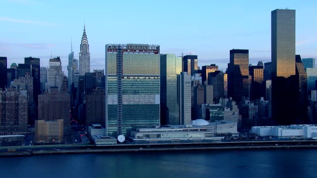 黎明时分，纽约市俯瞰东河的联合国总部。视频下载