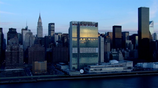 日出时分，纽约市曼哈顿中城的联合国总部。视频下载
