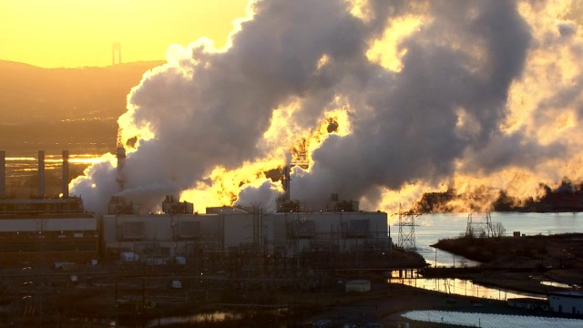 新泽西一家发电厂的烟囱冒出滚滚浓烟。视频下载