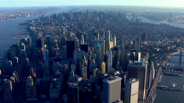 曼哈顿岛的鸟瞰图，倾斜直接俯瞰城市的街道和屋顶。视频素材