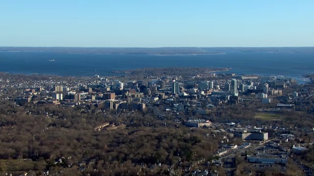从空中俯瞰，康涅狄格的斯坦福德市和长岛湾。视频素材