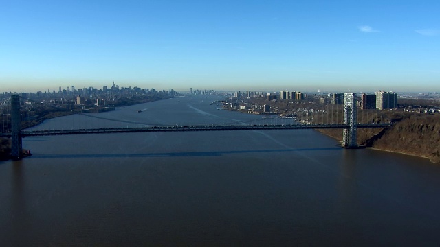 宽镜头的乔治华盛顿大桥上的哈德逊河与纽约市天际线在远处。视频素材