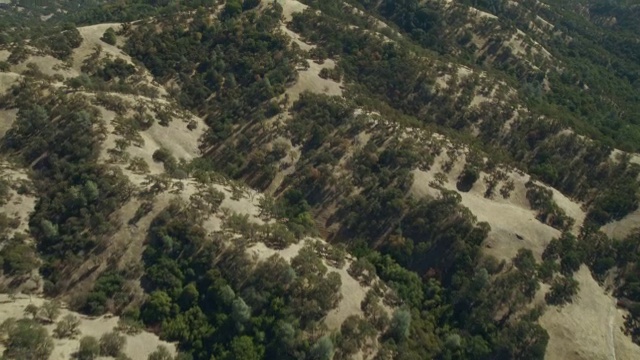 鸟瞰图在圣克拉拉县，加利福尼亚州的迪亚波罗山脉的滚动山麓。视频素材