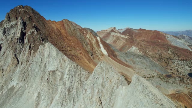 壮丽的舍温山脉，环绕着色彩斑斓的红白山脉，内华达山脉，加利福尼亚。视频下载