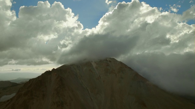 在拉森火山国家公园里，云层遮住了拉森火山的顶峰。视频素材
