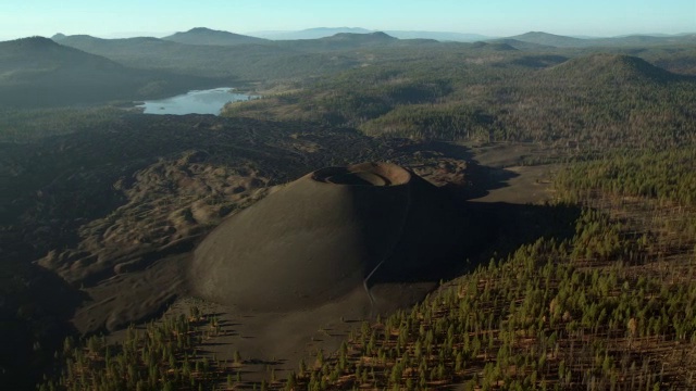 加州拉森火山国家公园，火山渣锥和斯纳格湖。视频下载