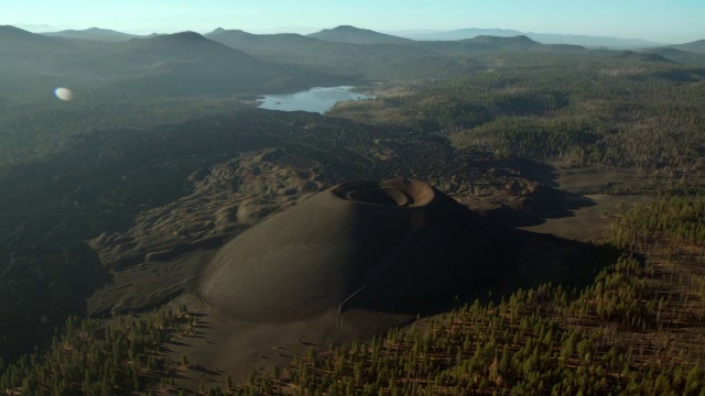 拉森火山国家公园鸟瞰图，火山渣锥火山。视频下载