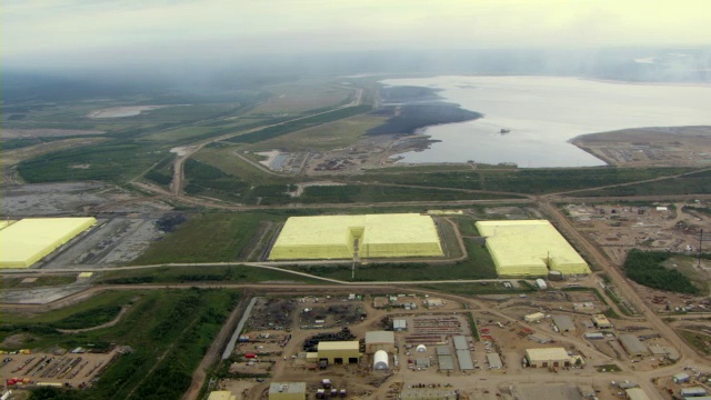 一家炼油厂位于加拿大麦克默里堡附近的一片土地上。视频素材