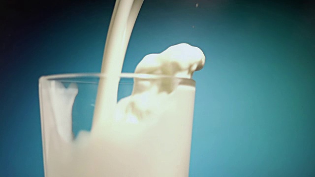 牛奶倒入玻璃杯视频素材