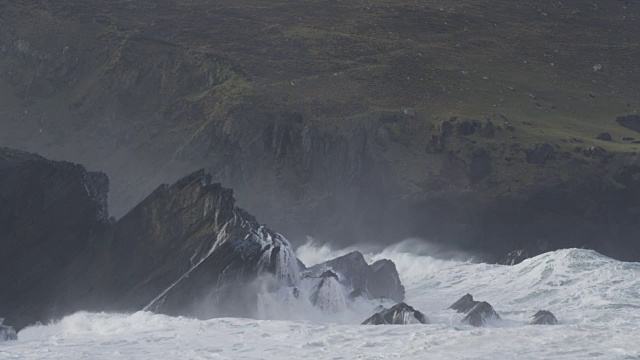 暴风雨的海浪袭击了岩石海岸视频素材