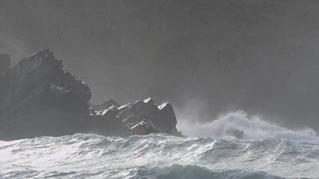 风暴海袭击岩石海岸视频素材