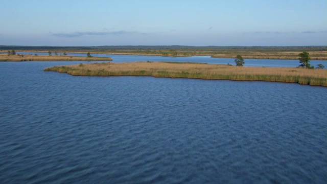 从河流向上倾斜，可以看到莫比尔以外的阿拉巴马湿地。视频下载