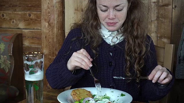 一个女人在乡村餐馆享受一顿饭视频素材