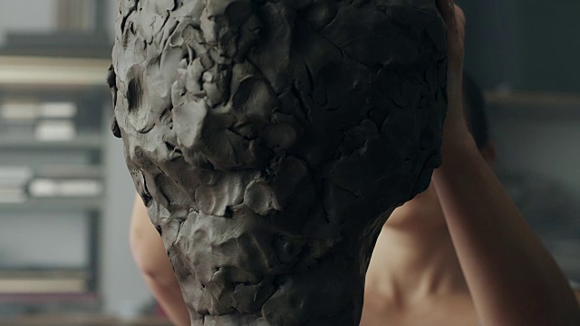年轻的雕刻家创作泥塑视频素材