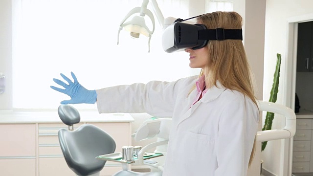 女牙医使用虚拟现实耳机视频素材