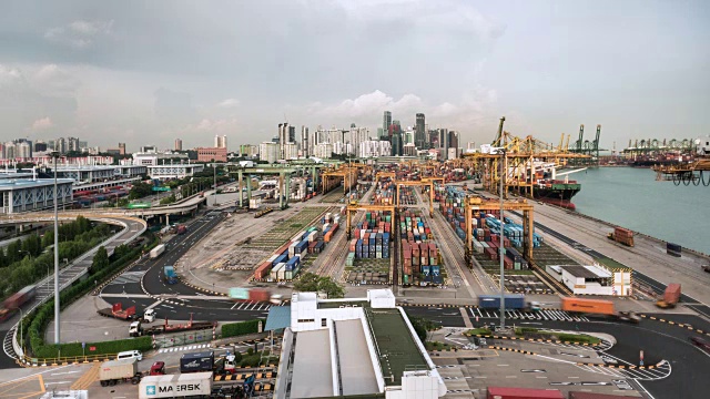 T/L时间推移的新加坡的货物和集装箱港口前面的金融区和天际线视频素材