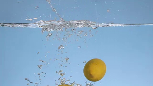 柠檬溅进水里视频素材