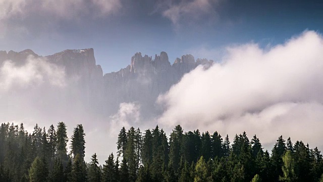 云雾的移动时间流逝的湖carezza白云石欧洲阿尔卑斯意大利视频素材