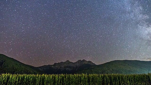 新西兰山上美丽天空上的银河视频购买