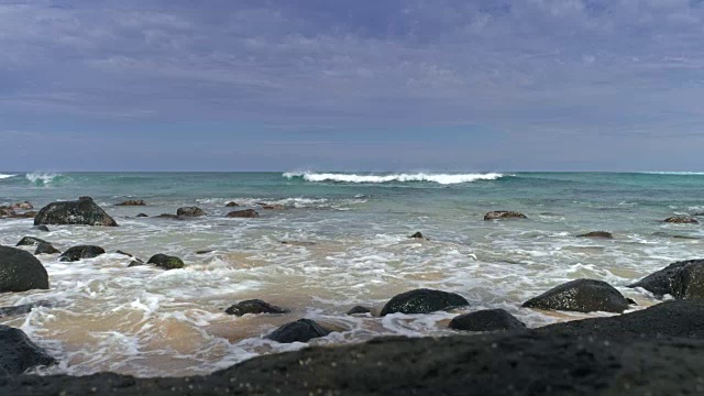 夏威夷4k北岸冲浪在火山岩石海岸线慢动作视频素材