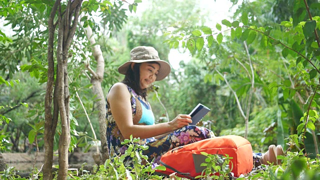 坐在森林里讲智能手机的女人视频下载