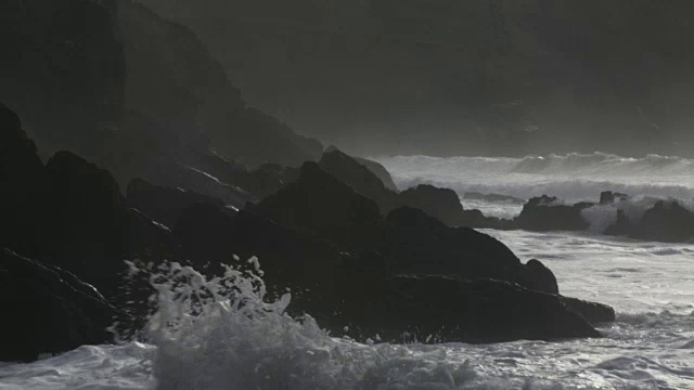 风暴海袭击岩石海岸视频素材