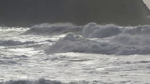 暴风雨的海浪袭击了岩石海岸视频下载