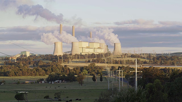 日落时分的燃煤发电站/ Traralgon，澳大利亚视频下载