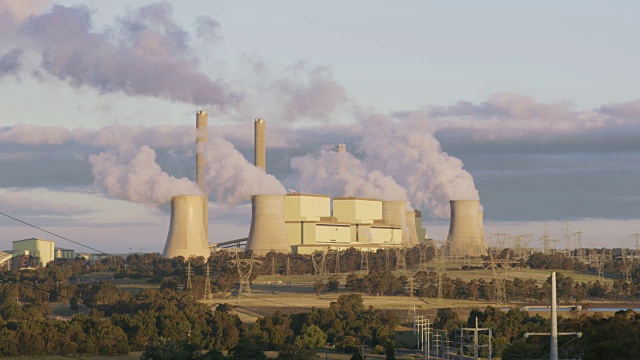 澳大利亚，Traralgon日落时分的燃煤发电站视频下载