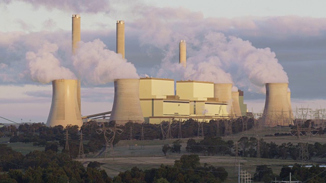 日落时分的LS燃煤发电站/ Traralgon，澳大利亚视频下载