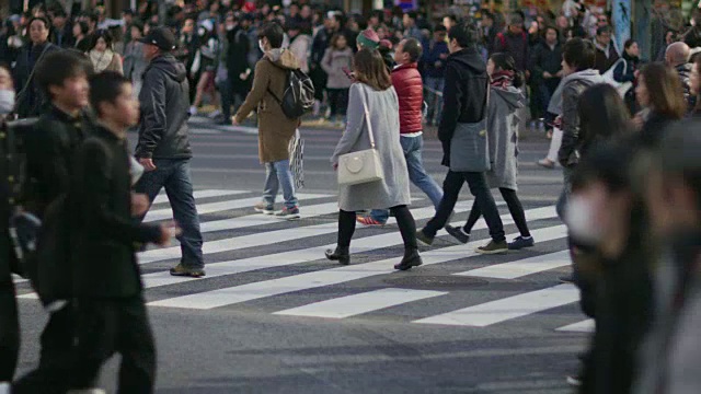 日本东京涩谷scramblewalk上的SLO MO, LS行人视频下载
