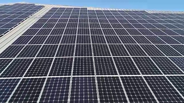 太阳能电池板与天际线背景阳光空中奥斯汀德克萨斯巴特勒公园视频下载
