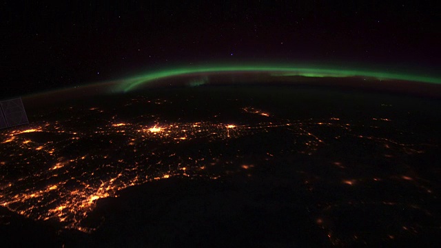 来自国际空间站(ISS)的地球之美。从太空看绚丽的北极光视频素材