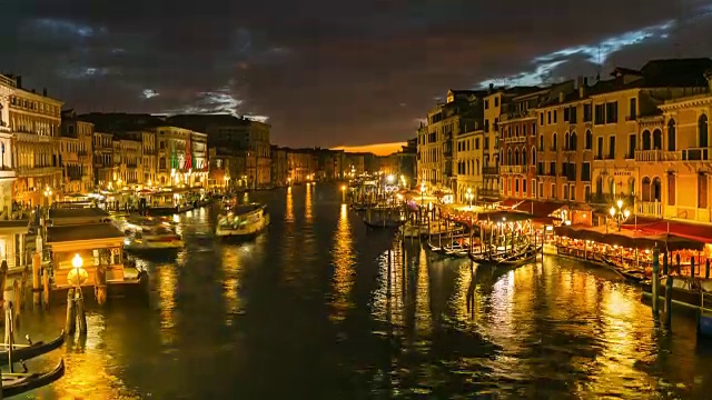 时间流逝:在意大利威尼斯，从里亚托桥上观看大运河的夜景视频素材