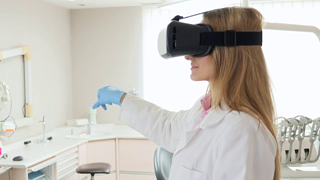 牙医与虚拟现实头盔视频素材