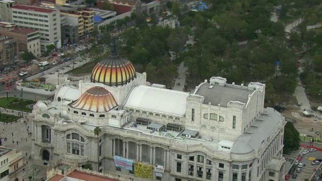 上图为墨西哥城著名的美术宫。视频下载