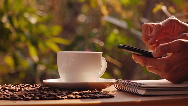 使用智能手机和咖啡饮料视频素材