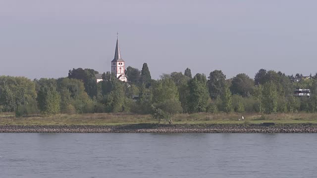 莱茵河上的运输船视频下载