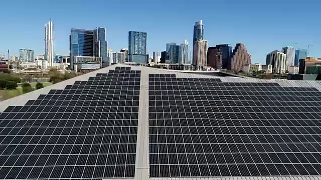 支持惊人的大型太阳能电池板阵列与市中心奥斯汀德克萨斯天际线背景视频下载