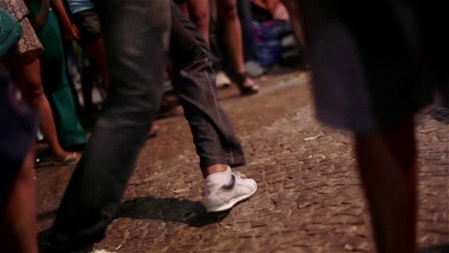 在拥挤的鹅卵石街道上，疯狂的脚随着音乐起舞、旋转视频下载