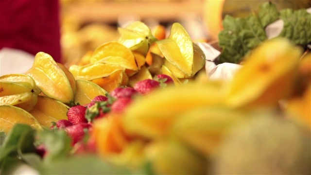 巴西市场上陈列着草莓和各种五颜六色的水果视频素材