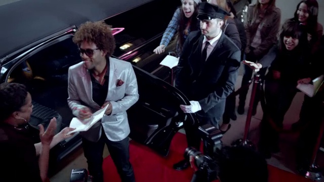 嘻哈明星跳出豪华轿车，签名签名，在颁奖典礼的红地毯上旋转视频下载