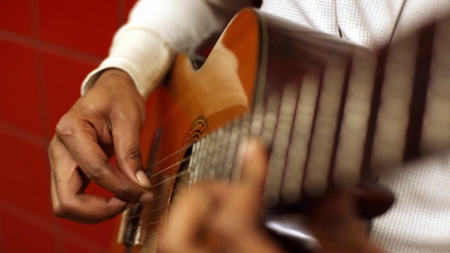 音乐家熟练的手指在纽约地铁站台上弹奏原声吉他视频素材