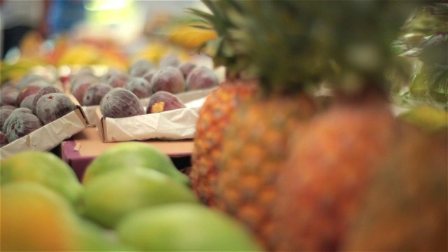 菠萝和各种各样的水果在巴西市场展出视频下载